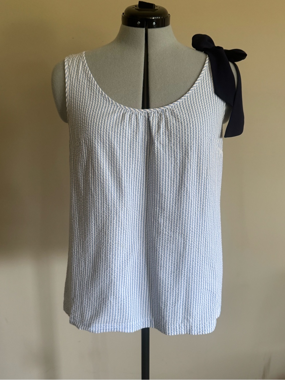 ModCloth Sleeveless Seersucker Tie-Shoulder Tank with navy bow - size Large
